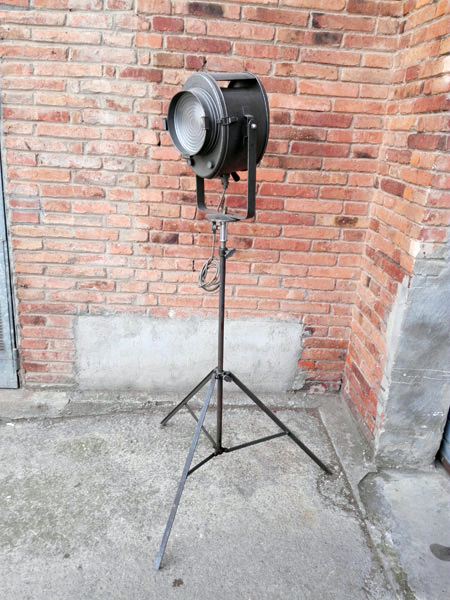 foco +tripode iluminacion escenica cine fotografia met e27 165-235 32-48x33x33 (50eu) 1u